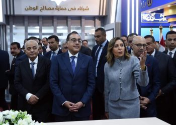مدبولي يطلع على تجربة إصدار أول تقرير حكومي بـ ” الميتافيرس ” في معرض الكتاب