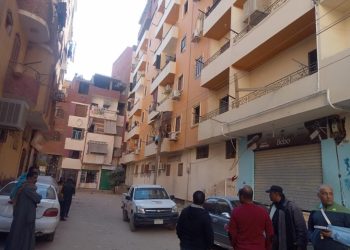 برج سكنى بأسوان يثير قلق سكانه بعد شروع ملاكه فى إضافة 3 طوابق علوية جديدة