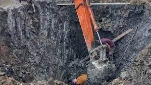 بالأسماء.. مصرع 3 عمال وإصابة آخر أثناء حفر بئر صرف صحي بالبحيرة