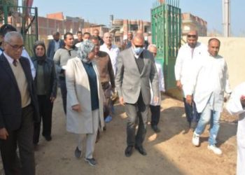 محافظ القليوبية يتفقد القافلة الطبية التي تنظمها المحافظة والطب البيطري بالتعاون مع وزارة الزراعة بقرية شبلنجة ببنها