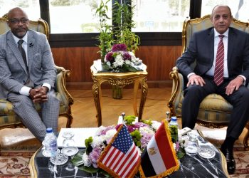 وزير الطيران المدني يلتقي عمدة مدينة “دنفر” الأمريكية