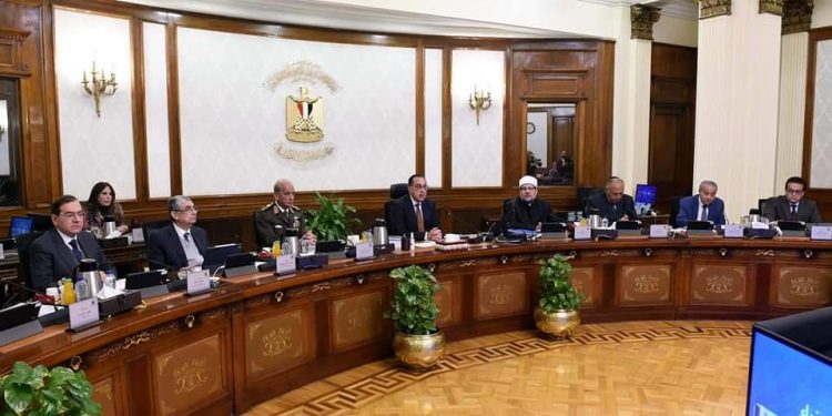 رئيس الوزراء: إتاحة المزيد من التيسيرات والمحفزات لجذب الاستثمارات المباشرة وتوفير النقد الأجنبي سعياً لتخفيض الفجوة الدولارية