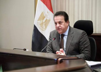 وزير الصحة يعقد اجتماعه الأول مع لجنة اختيار النموذج النمطي 200 سرير ذات الهوية الموحدة