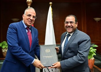 وزير الري يتسلم من رئيس التنظيم والإدارة نتيجة مسابقة شغل وظائف مهندسين بالوزارة