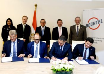 وزير البترول يشهد توقيع اتفاق بين شركة شل وكل من تحالف شركات بكتل مصر وإنبي وبتروجت