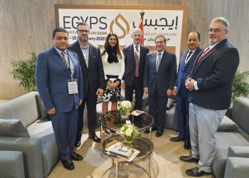 جلسة مباحثات بين وزير البترول و سفير أمريكا السابق ومدير شركة جوكو للاستشارات الفنية والهندسية