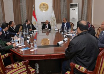 “التعليم” تبحث في تطوير المناهج الرقمية لطلاب الصم والبكم