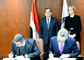 وزير البترول يشهد توقيع اتفاقية مشتركة بين الشركة المصرية القابضة للبتروكيماويات وشركة سكاتك النرويجية