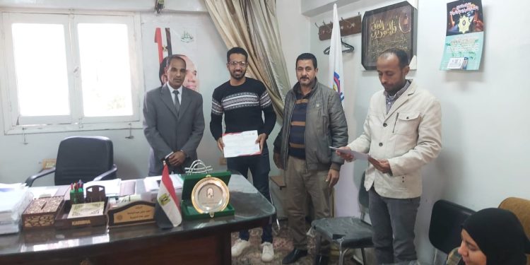 “القوى العاملة”: تسليم شهادات إتمام التدريب لـ 90 خريجًا.. بالتعاون مع برنامج الأغذية العالمي بقنا