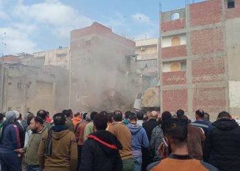 بالصور.. إخلاء 4 عقارات مجاورة لمنزل دمنهور المنهار