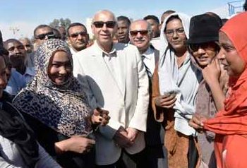 محافظ أسوان يكرم شابا سودانيا لإنقاذه سيدة اسوانية