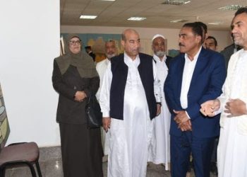 اللواء خالد شعيب محافظ مطروح يتفقد معرض الفن التشكيلي بسيوة