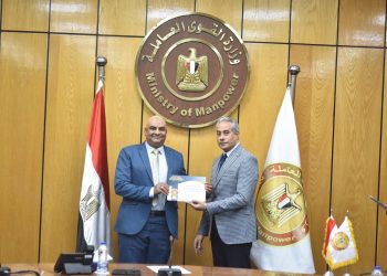 وزير القوى العاملة يُكرم المُتميزين من فريق العمل المُشرف على موازنة البرامج والأداء للوزارة ومديرياتها