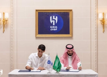 المغربي « ياسين بونو » يوقع عقود انضمامه إلى الهلال السعودي