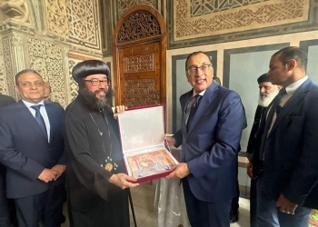 الأنبا يوليوس يستقبل رئيس الوزراء والوفد المرفق معه خلال زيارتهم للكنيسة المعلقة