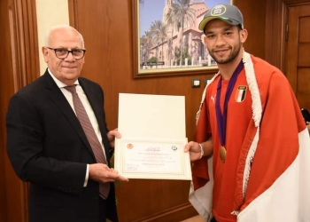 محافظ بورسعيد يكرم اللاعب «عمر العوضي» لحصوله على الميدالية الذهبية ببطولة أفريقيا بالسنغال و المؤهلة لأوليمبيات باريس 2024
