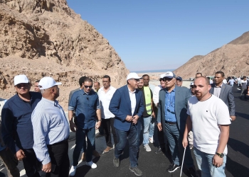 رئيس الوزراء يتفقد أعمال تطوير ورفع كفاءة طريق دهب-نويبع