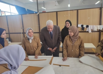 “العمل”: تدريب مهني لفتيات أسيوط على التفصيل والخياطة
