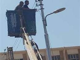 ترشيدًا لفاقد الطاقة.. تغيير وصلات كهربائية وتركيب وصيانة ١٨ كشاف إنارة بقرى مركز المنيا