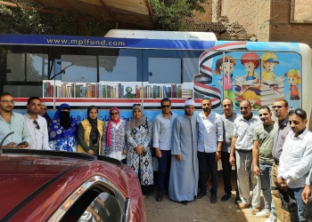 لتشجيع الأطفال على القراءة.. المكتبة المتنقلة تزور قرية دلجا في المنيا