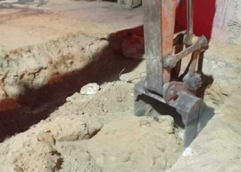 التعامل مع هبوط أرضي في محافظة المنيا وصب خرسانة حفاظا على الأرواح والممتلكات