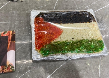 “فلسطين باقية” … علم فلسطين يتربع فوق موائد الطعام في مطاعم المنيا (صور)