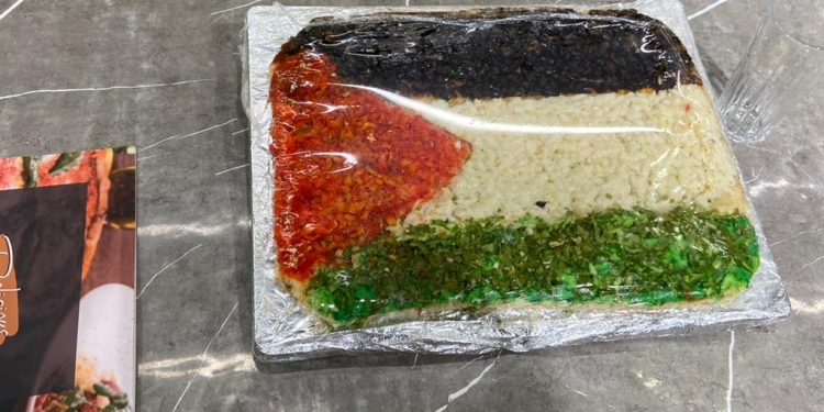 “فلسطين باقية” … علم فلسطين يتربع فوق موائد الطعام في مطاعم المنيا (صور)
