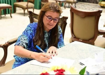 “برلمانية” توقع على نموذج تزكية لترشح الرئيس السيسى للانتخابات الرئأسية وتؤكد هو الأقدر على تولي قيادة البلاد