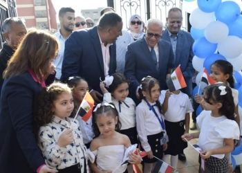 محافظ بورسعيد يتابع سير العملية التعليمية بمدرسة السيف الحديثة للغات ومدرسة ناصر الإعدادية بنات