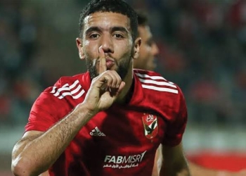 الجهاز الطبي بالأهلي يطمئن على لاعب الأهلي المعار أحمد قندوسي