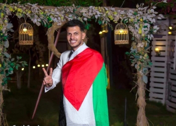 “علم فلسطين فوق حُلة الزفاف”.. عريس بالمنيا يحمل علم فلسطين فوق “بدلته” لإيصال صوته تعبيرًا عن التضامن مع أبرياء غزة