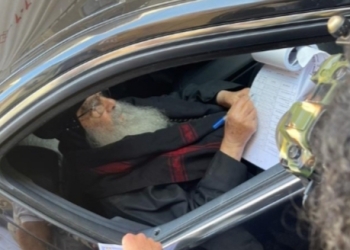 بالصور.. الأنبا باخوميوس يُدلي بصوته في الانتخابات الرئاسية رغم مرضه