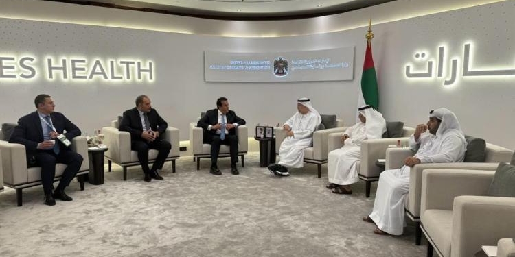 وزير الصحة يبحث مع نظيره الإماراتي تعزيز التعاون في مجال البحوث الصحية وبحوث الجينوم وصناعات الأدوية