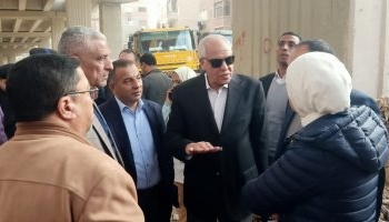 محافظ الجيزة يتفقد موقع حادث انزلاق إحدي الكمرات الخرسانية أثناء تركيبها بمحور الفريق كمال عامر بـ بولاق الدكرور