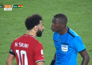 بالصور.. صلاح ينفعل على حكم مباراة مصر وغانا