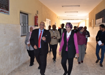 رئيس جامعة الأقصر يتفقد لجان امتحانات نهاية الفصل الدراسي الأول بكلية السياحة والفنادق
