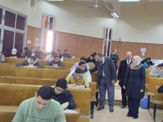 نائب رئيس جامعة بنها يتفقد الامتحانات بكليتي الطب البيطري والعلاج الطبيعي