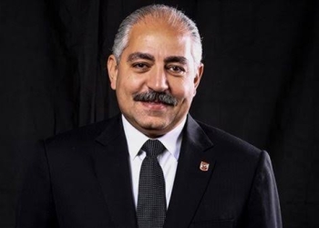 الأهلي يرتدى شارات سوداء ويقف دقيقة حداد على روح العامري فاروق بعد موافقة الكاف