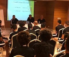 “جوميز” يلقي محاضرة فنيه علي لاعبي الفريق الأبيض