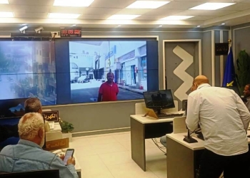 محافظ أسوان يتابع عبر أجهزة مركز السيطرة إنتظام عمل محطات الوقود ومواقف السيرفيس