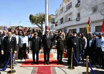 في العيد القومي لمحافظة قنا..المحافظ يضع إكليلا من الزهور على النصب التذكاري لشهداء موقعه البارود
