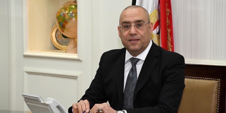  وزير الإسكان يتابع أعمال الطرق بالمنطقة الصناعية بالعاشر من رمضان