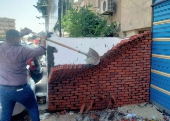 تنفيذ حملة لإزالة الإشغالات والتعديات على حرم الطريق بعدة مناطق بحي ثالث مدينة الإسماعيلية
