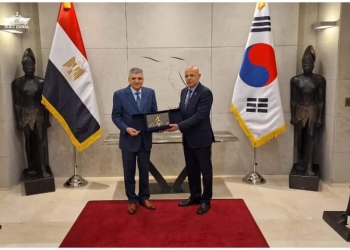 الفريق أسامة ربيع يبحث مع السفير المصري بكوريا الجنوبية سبل تعزيز التعاون في الصناعات البحرية والخدمات اللوجيستية