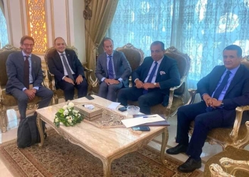 على هامش مؤتمر الاستثمار المصري الأوروبي.. وزير التجارة والصناعة يبحث مع مسئولي عدد من الشركات العالمية خططها للدخول والتوسع في السوق المصرية في مجالات مواد البناء والطاقة المتجددة خلال المرحلة المقبلة