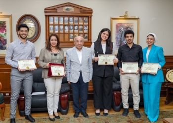 نقيب المهندسين يُكرم 4 طلاب بـ”هندسة الجامعة الأمريكية” عن مشروع تخرجهم حول “إعادة إعمار غزة”