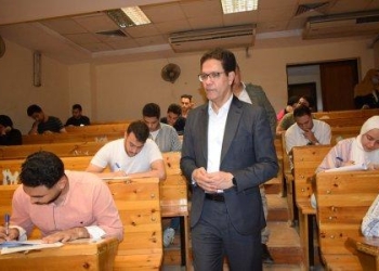 رئيس جامعة بنها يتفقد الامتحانات بعدد من الكليات