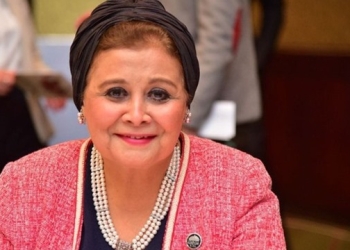 نائب الوزير تكرم رؤساء 3 أقسام نساء وتوليد بمستشفيات قنا