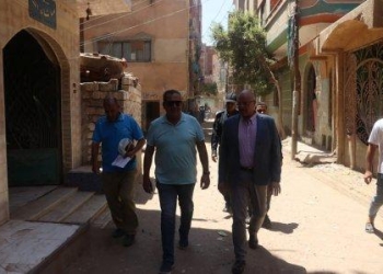 محافظ القليوبية يستجيب لشكوى أحد المواطنين ويصطحبه إلى بلدته بقرية العبادلة لحل مشكلته فورا