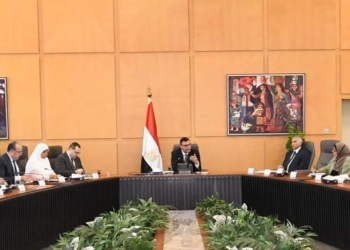 وزير الإسكان يلتقي رؤساء أجهزة المدن الجديدة لمتابعة تطبيق قانون التصالح في بعض مخالفات البناء